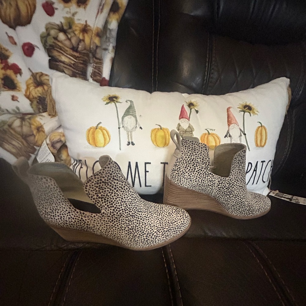 🎄Like New 🎄Toms Women's Ankle Booties - Black and Cream, Size 7 Wide